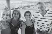  ??  ?? Monica con la sua famiglia