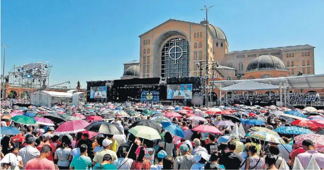  ?? WERTHER SANTANA/ESTADÃO ?? Homenagem. Principal cerimônia em celebração aos 300 anos de Nossa Senhora Aparecida foi celebrada em altar montado do lado de fora da Basílica, no Santuário Nacional