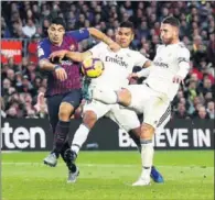  ??  ?? Suárez lucha por un balón con Casemiro y Ramos.