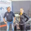  ??  ?? Elmar Gania (Vertrieb) und Carolin Auerswald (Azubi) zeigen das Portfolio der Maucher Formenbau GmbH &amp; Co. KG Meckenbeur­en.