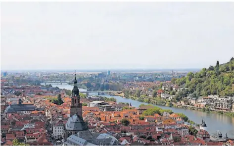  ?? FOTO: KATHRIN GÄRTNER ?? Vom Schloss haben Reisende einen schönen Blick auf die Heidelberg­er Altstadt, den Neckar und die Umgebung.