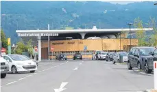  ??  ?? Die Raststatio­n Hörbranz steht am Tor zu Österreich. Neben Vignetten gibt es dort eine Tankstelle, einen Shop, Parkplätze und ein Restaurant mit Terrasse.