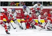  ??  ?? Jausengegn­er: KAC (Strong im Fallen gegen Clarke) hat seit dem 28. Dezember kein Heimspiel gewonnen