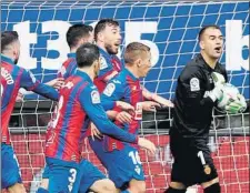  ?? F.: EFE ?? Trifulca
Los jugadores del Eibar, contra Reina tras el 1-2 del minuto 90