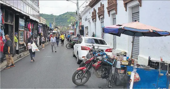  ?? ?? Amplio. Pobladores santanecos lamentaron que durante años esta calle haya sido obstruida por el comercio informal a cualquier hora del día.