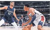  ?? FOTO: AP ?? Maxi Kleber aus Würzburg (l.) steht in Dallas nicht mehr in der Startaufst­ellung.