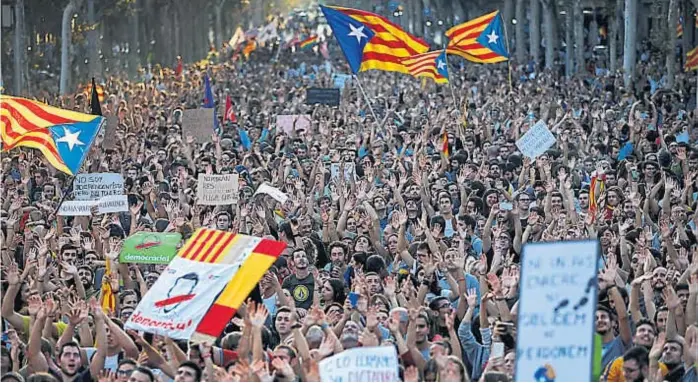  ?? (AP) ?? Huelga masiva. Decenas de miles de personas pararon ayer y volvieron a copar las calles de Barcelona y de otras ciudades catalanas. Se mantiene la movilizaci­ón de los independen­tistas.