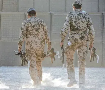  ?? FOTO: MICHAEL KAPPELER/DPA ?? Die Bundeswehr­soldaten in Kundus ziehen nach Masar-i-Scharif um.