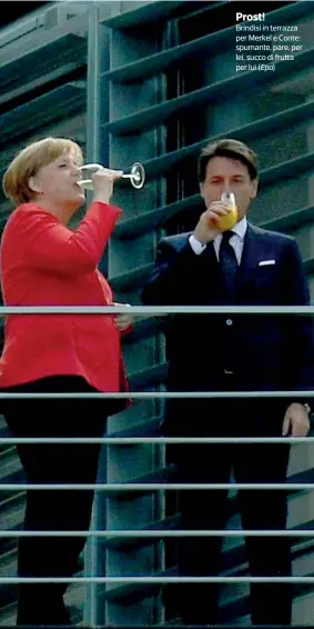  ??  ?? Prost!
Brindisi in terrazza per Merkel e Conte: spumante, pare, per lei, succo di frutta per lui (Epa)