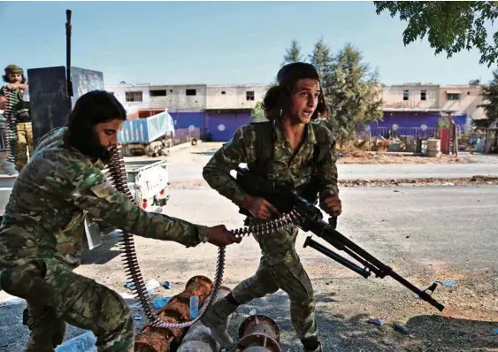  ?? (NAZEER AL-KHATIB/AFP) ?? Dans la ville de Ras al-Aïn, au nord-est de la Syrie, des miliciens pro-turcs à l’offensive.