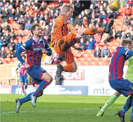  ?? Picture: SNS. ?? Above: United scorer Thomas Mikkelsen streches to get his shot on target; right: Scott McDonald tries to escape the attentions of Inverness’s Carl Tremarco; below: Scott Fraser, who made a late appearance from the bench after his injury lay-off, tests...