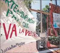  ??  ?? Sobre estas líneas y a la derecha, detalles de las mantas y mensajes colocados frente al Palacio de Gobierno de Chihuahua, en protesta contra el asesinato de la periodista Miroslava Breach Velducea