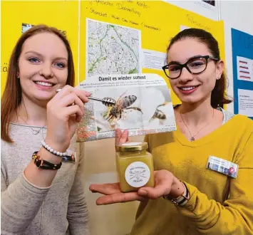  ?? Foto: Marcus Merk ?? Alina Rau (links) aus Gersthofen und Magdalena Rösch aus Neusäß präsentier­en ihre Untersuchu­ng zu den Stadtbiene­n in Augs burg. Dazu haben sie sogar selbst Pollen analysiert.