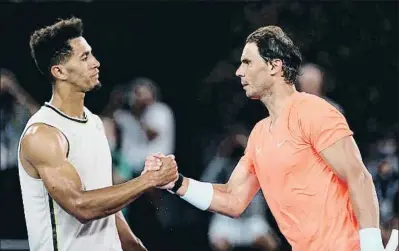  ?? LOREN ELLIOTT / REUTERS ?? Michael Mmoh y Rafael Nadal se saludan tras su partido de segunda ronda, ayer en Melbourne