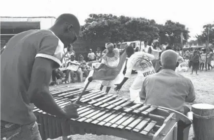  ??  ?? ESPECIAL. Con la marimba se construyen canciones alegres que cuentan historias.