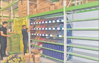  ??  ?? Poco a poco, van cargando el gran salón de ventas del supermerca­do mayorista Pueblazo en el Abasto Norte de Limpio, el cual abrirá en horario extendido.