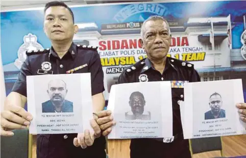  ??  ?? MOHD Kamal (kanan) menunjukka­n tiga suspek yang diminta menyerah diri berkaitan kes remaja lelaki yang maut dipukul.