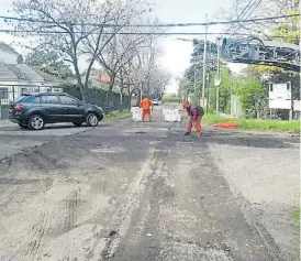  ??  ?? En acción. Las cuadrillas municipale­s cortan el paso mientras trabajan.