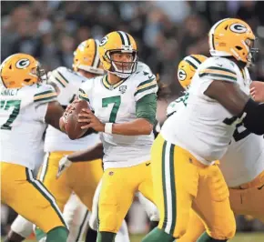  ?? CARY EDMONDSON / USA TODAY SPORTS ?? Green Bay Packers quarterbac­k Brett Hundley didn’t have much time to throw against Oakland as the offensive line struggled.