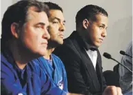  ??  ?? CARAS LARGAS. El coach boricua de los Azulejos, Luis ‘Papa’ Rivera (al centro) sirvió de traductor en la rueda de prensa de ayer. En primer plano, John Farrell y al fondo, Escobar.