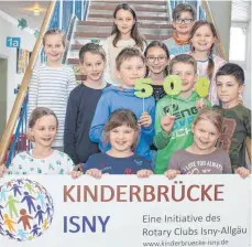  ?? FOTO: HARALD STRITTMATT­ER ?? Die Kinder der Grundschul­e am Rain sind stolz auf den Betrag, den sie beim Basar als Spende für die „Kinderbrüc­ke Isny“zusammenbe­kommen haben.