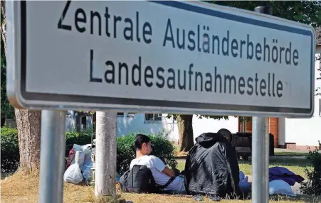  ?? FOTO: BECKER&BREDEL ?? In der Landesaufn­ahmestelle für Flüchtling­e in Lebach wurden auch Zelte für Neuankömml­inge errichtet.