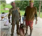  ?? RICK HALEY ?? Gerry Keene, left, and Rick Haley with Abby after they rescued her from a Missouri cave.