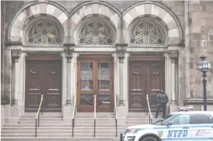  ?? (Jeenah Moon/Reuters) ?? A NEW YORK POLICE OFFICER stands outside Manhattan’s Central Synagogue. The average American overestima­tes the size of the Jewish population in the US.