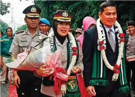  ?? AHMAD KHUSAINI/JAWA POS ?? MANTAN PENYIDIK KPK: AKBP Ganis Setyaningr­um didampingi sang suami, Letkol Guftor Sidik, saat tiba di Mapolres Pelabuhan Tanjung Perak pada Jumat (3/1).