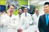  ?? AFP ?? ▪ The medical team at the Johns Hopkins University School of Medicine stand next to a mannequin.