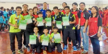  ??  ?? The Sarawak players, coaches and officials with MSS Sarawak squash technical officer Wong Huang Hock (third left, back row) after the prize presentati­on.