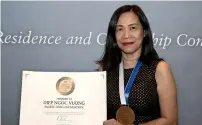  ??  ?? diep vuong with her award certificat­e. —