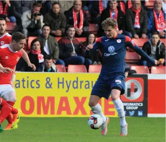  ??  ?? Kieran Sadlier, who was outstandin­g on the night, in action as Ian Bermingham approaches.