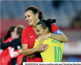  ??  ?? DESPEDIDA. Marta confortada por Christine Sinclair