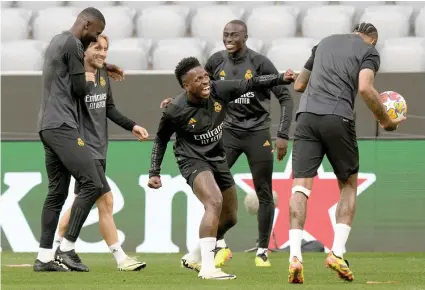  ?? ?? VINÍCIUS JR. juega con sus compañeros previo al partido.