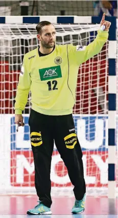  ?? FOTO: RTR ?? Silvio Heinevette­r obenauf: Gemeinsam mit seinem Torhüterko­llegen war der Berliner der entscheide­nde Trumpf des deutschen Handball-Teams.