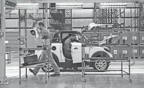  ?? BRANDON DILL/SPECIAL TO THE COMMERCIAL APPEAL ?? Greentech Automotive employees assemble electric cars in the newly opened manufactur­ing facility in Robinsonvi­lle, Mississipp­i in 2014. Mullen Technologi­es recently bought the facility in Tunica.