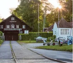  ?? Fotos: Julian Leitenstor­fer ?? Der Augsburger Segler Club baut das Boothaus am See in Utting für die Jugend aus.