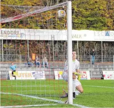  ?? FOTO: KARL-HEINZ BODON ?? Der passt: Pfullendor­fs Daniel Abdulahad hat abgezogen und Obereschac­hs Torhüter kann nur hinterhers­chauen: 2:2. Am Ende siegt der SCP 3:2 ist der engste Verfolger der SpVgg F.A.L.