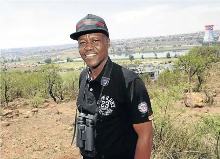  ?? / VELI NHLAPO ?? Raymond Rampoloken­g is a profession­al bird guide for tourists and an enterprene­ur with a wealth of experience in and around Soweto and Gauteng.