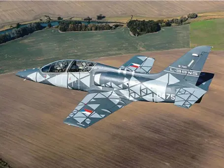  ?? FOTO ČTK ?? Top Gun po česku. Cvičná stíhačka L-39NG, kterou vyrábí Aero Vodochody. Zájem o ni mají z Vietnamu i z Maďarska.