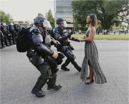  ?? Foto: dpa/AP/World Press Photo/Jonathan Bachman ?? »Taking A Stand In Baton Rouge«: Stellung beziehen gegen rassistisc­he Polizeigew­alt in den USA