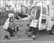  ??  ?? Paramédico­s suben a la ambulancia al motociclis­ta Jimmy Pacheco, quien sufrió una herida en la pierna izquierda al chocar contra un auto rumbo a Chapab. Abajo, el herido que fue abandonado por su compañero de parranda en Tixkokob recibe primeros auxilios
