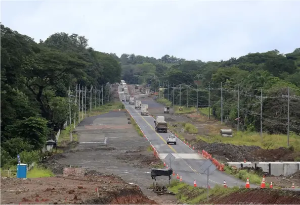  ?? RAFAeL PACHeCo ?? Así se ve parte del tramo Limonal-Cañas, en la Interameri­cana Norte, a menos de seis meses de la fecha de entrega.