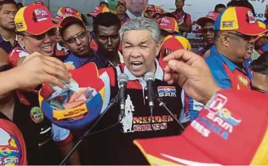  ?? FOTO: MOHD FADLI HAMZAH ?? AHMAD Zahid membuat kutipan derma kilat bagi membantu etnik Rohingya selepas berucap pada Majlis Penutup Merdeka Rides 2017.