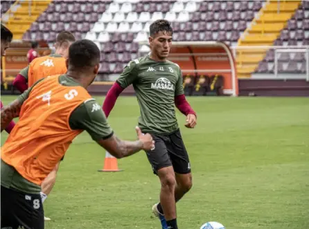  ?? CORTESÍA ?? Mathew Bolaños García, de 18 años, durante un entrenamie­nto con el Saprissa. Es una promesa y, sobre todo, para el costado izquierdo de los morados.