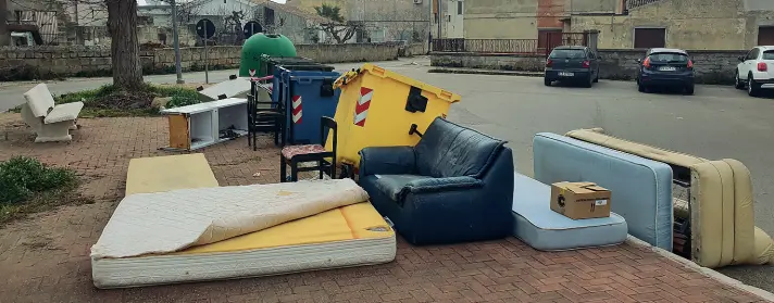  ??  ?? i divani del borgo La Martella, foto simbolo dell’emergenza che affligge la città dei Sassi
