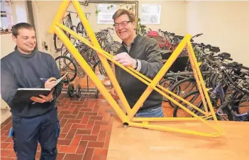  ?? RP-FOTO: JÜRGEN LAASER ?? Michael Kemper (r.) und sein Mitarbeite­r Philipp Mohrhenn arbeiten gemeinsam in der Schwanenbe­rger Werkstatt. Hier tüfteln sie Ideen rund ums Fahrrad aus.