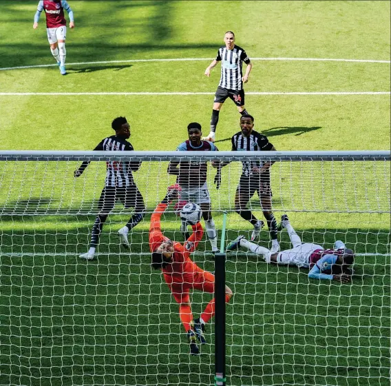  ??  ?? ■ Substitute Joe Willock scores the winner while, below right, Joelinton celebrates with team-mate Federico Fernández after the Brazilian’s goal