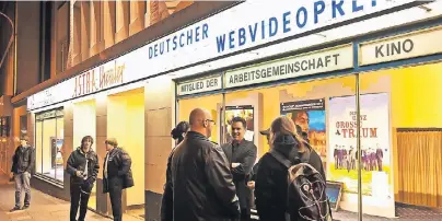  ??  ?? 2011: Die Nominierte­n und Gäste warten vor dem Astra Theater in Essen auf die erste Verleihung des Webvideopr­eis Deutschlan­d.